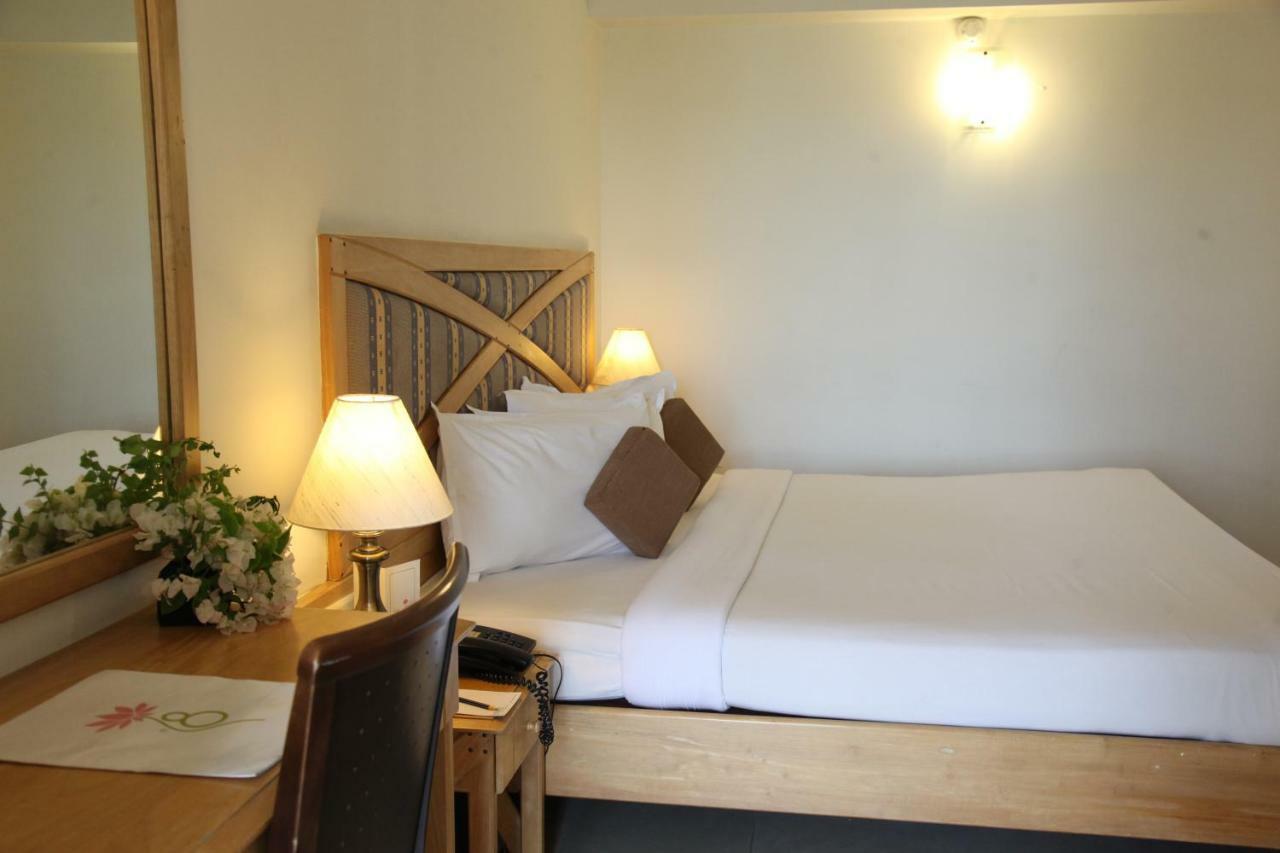 Lotus 8 Hotel Nedumbassery Eksteriør billede